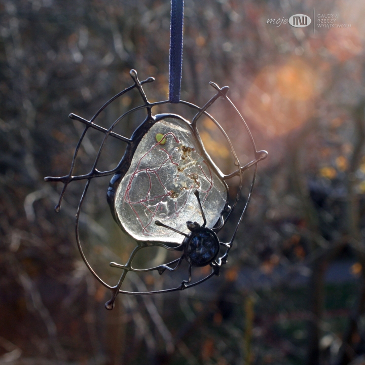 arachne-zawieszka-pajak-na-pajeczynie-szklo-bezbarwne-dichroiczne-miedz-cyna-dekor-do-powieszenia