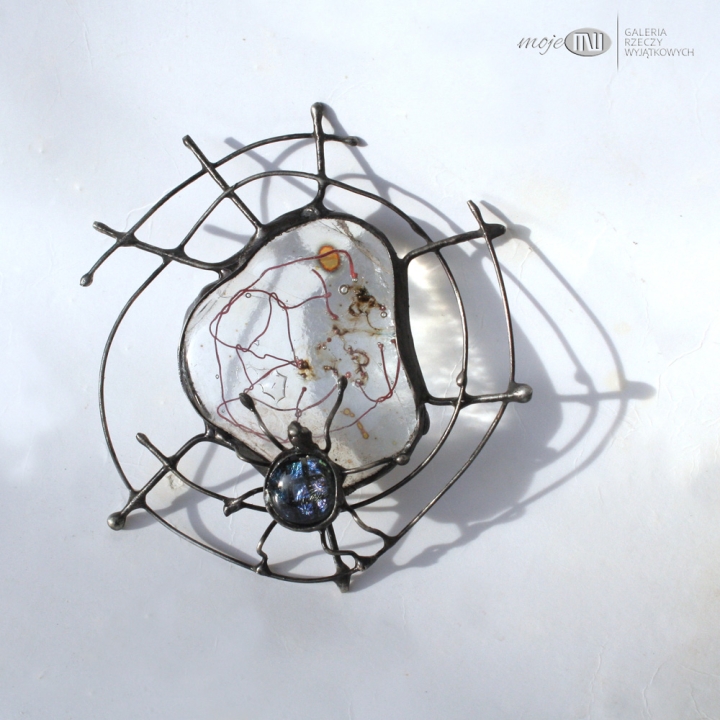 arachne-zawieszka-pajak-na-pajeczynie-szklo-bezbarwne-dichroiczne-miedz-cyna-dekor-do-powieszenia