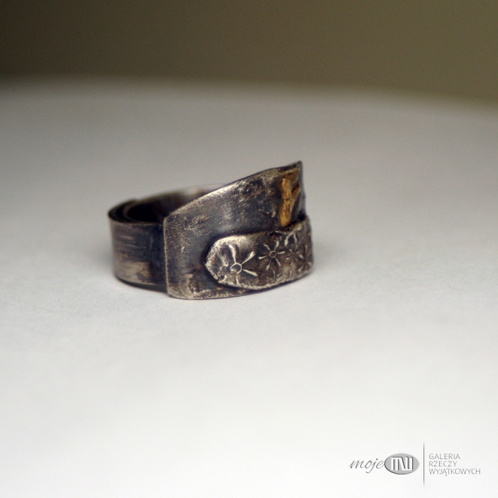 Fehu-w-pozlocie-nieregularna-obraczka-srebro-runa-znaki-runiczne-amulet