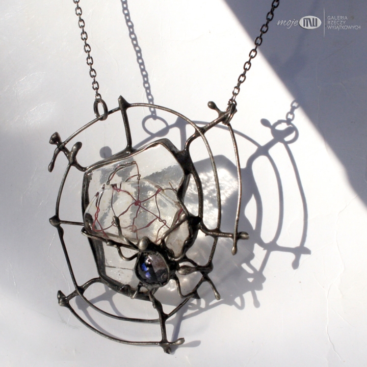 arachne-pajeczy-wisior-pajeczyna-szklany-pajak-na-szyje-fusing-miedziany