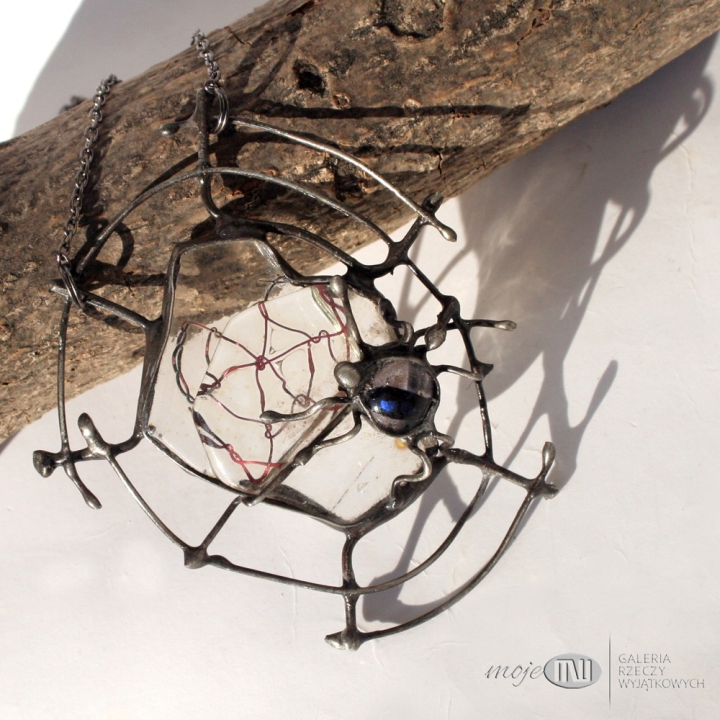arachne-pajeczy-wisior-pajeczyna-szklany-pajak-na-szyje-fusing-miedziany