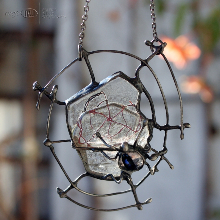 arachne-pajeczy-wisior-pajeczyna-szklany-pajak-na-szyje-fusing-miedziany