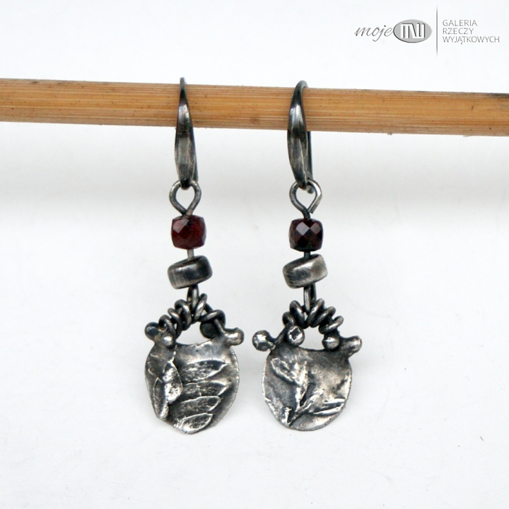 w-trawie-z-granatem-kolczyki-wiszace-srebro-roslinka