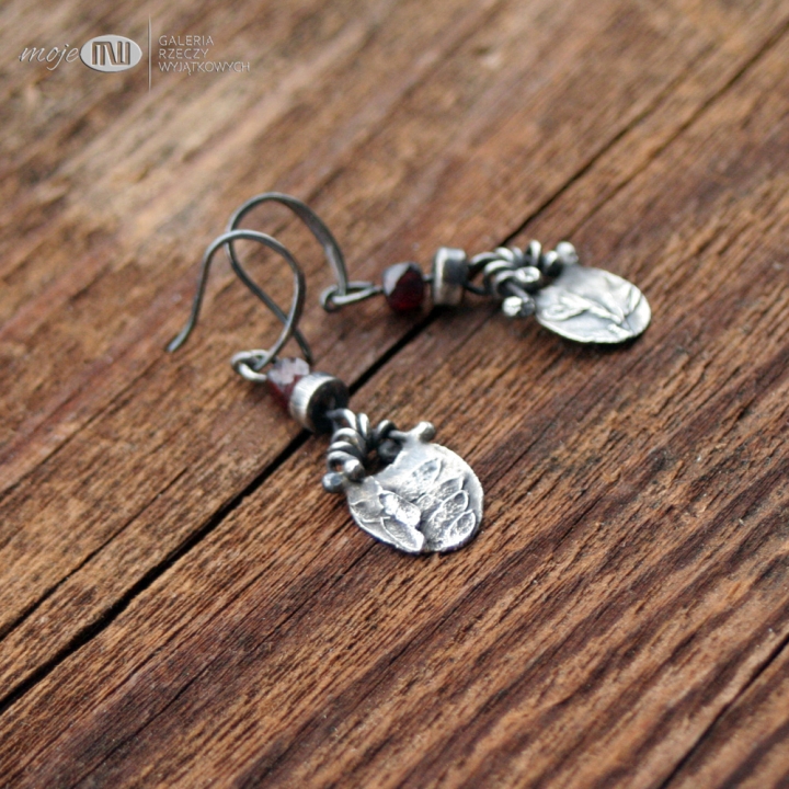 w-trawie-z-granatem-kolczyki-wiszace-srebro-roslinka