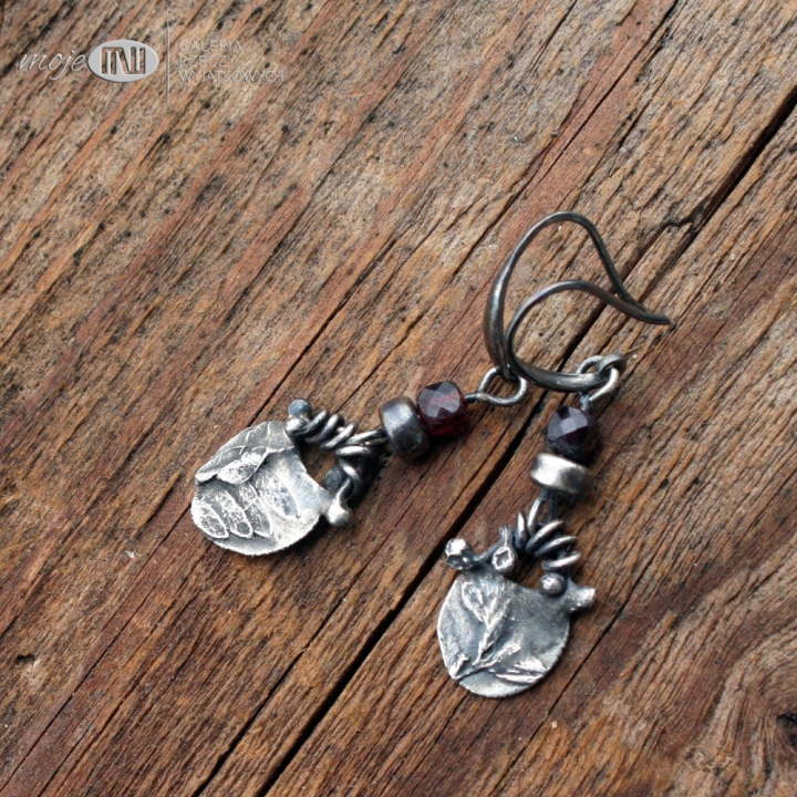 w-trawie-z-granatem-kolczyki-wiszace-srebro-roslinka