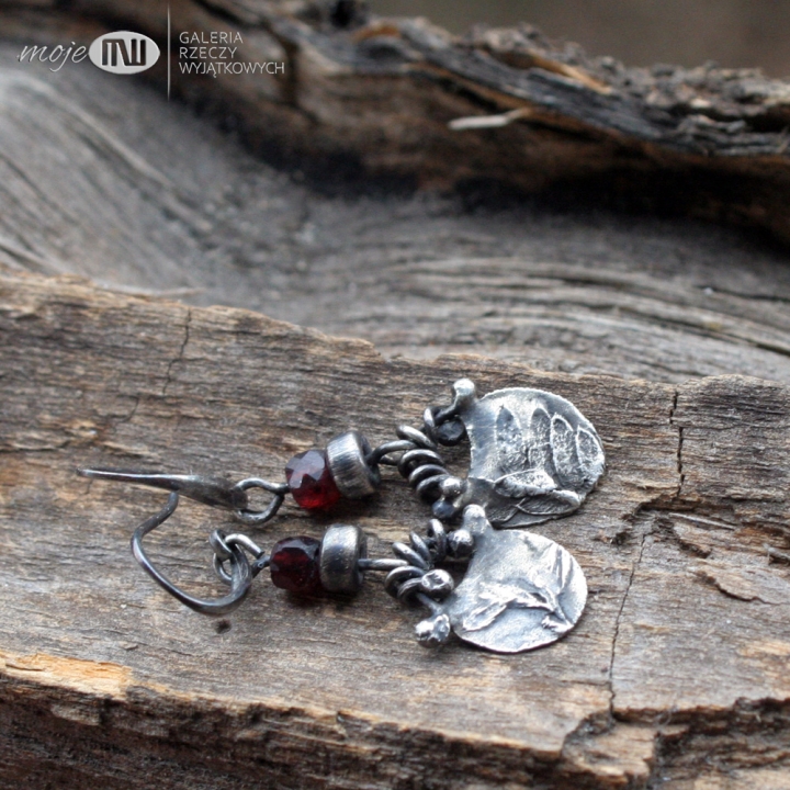 w-trawie-z-granatem-kolczyki-wiszace-srebro-roslinka