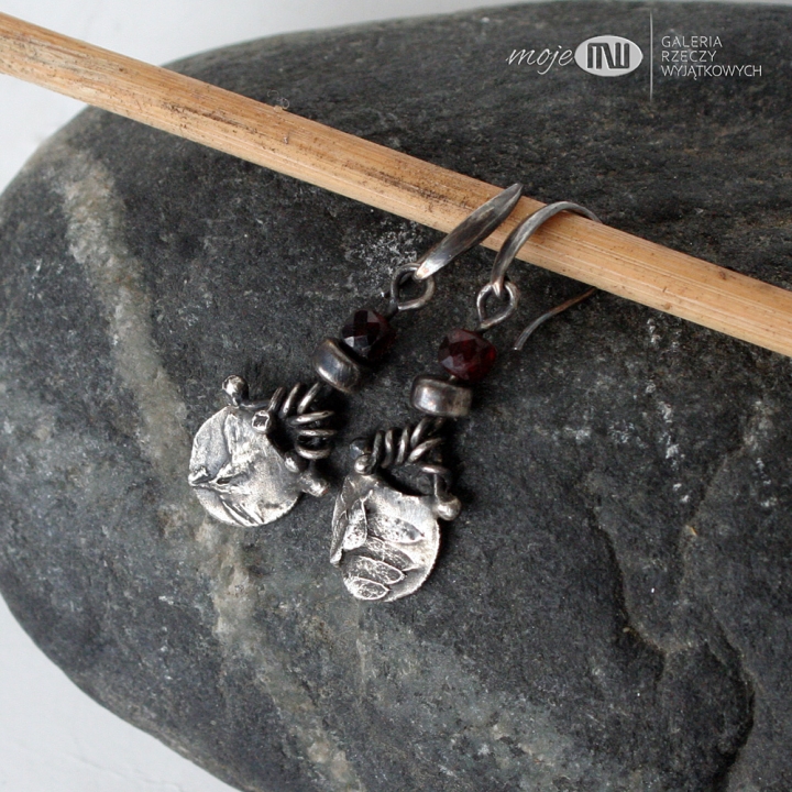 w-trawie-z-granatem-kolczyki-wiszace-srebro-roslinka