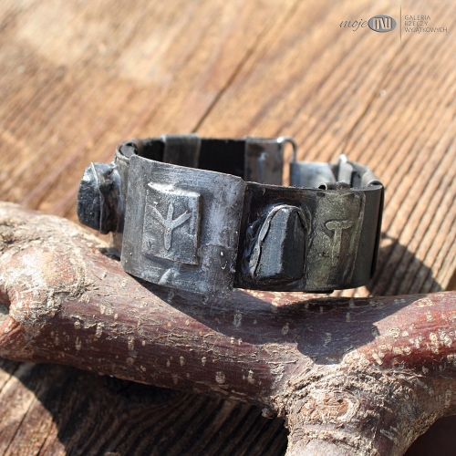 Algiz-bransoleta-meska-rustykalna-runy-znaki-runiczne-amulet-inicjaly-personalizowana-turmalin-czarny-skora