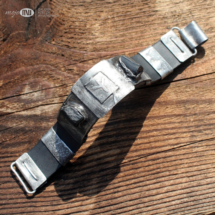 Algiz-bransoleta-meska-rustykalna-runy-znaki-runiczne-amulet-inicjaly-personalizowana-turmalin-czarny-skora