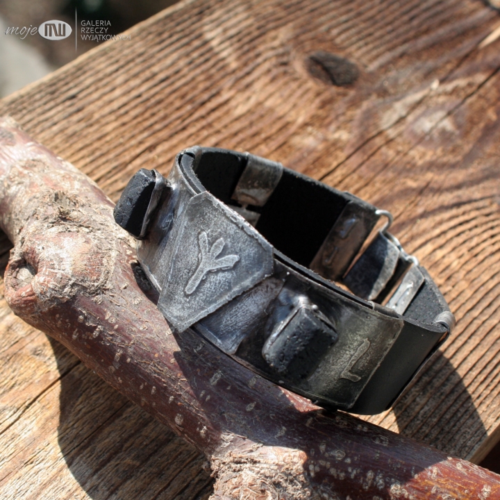 Algiz-bransoleta-meska-rustykalna-runy-znaki-runiczne-amulet-inicjaly-personalizowana-turmalin-czarny-skora