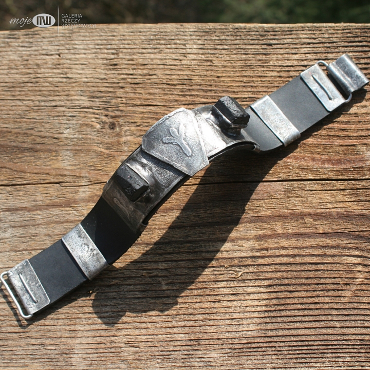 Algiz-bransoleta-meska-rustykalna-runy-znaki-runiczne-amulet-inicjaly-personalizowana-turmalin-czarny-skora