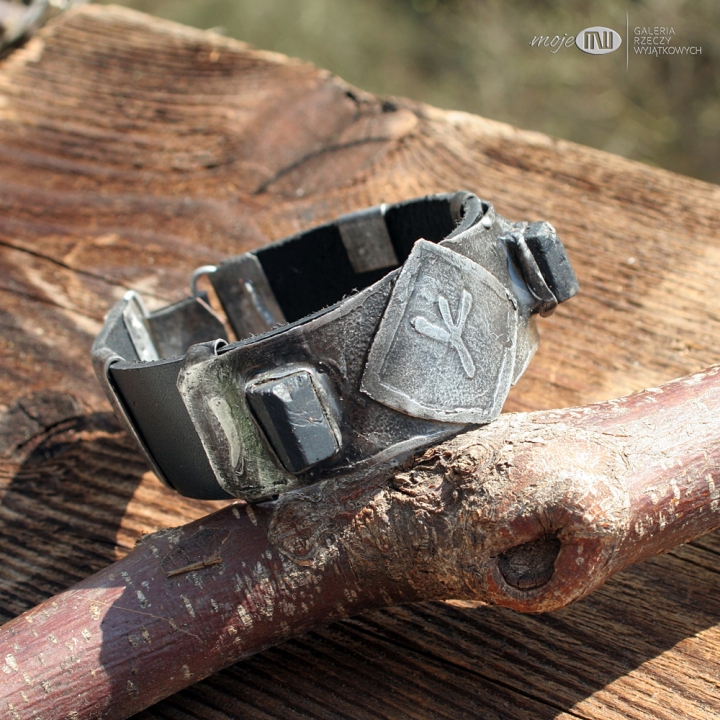 Algiz-bransoleta-meska-rustykalna-runy-znaki-runiczne-amulet-inicjaly-personalizowana-turmalin-czarny-skora