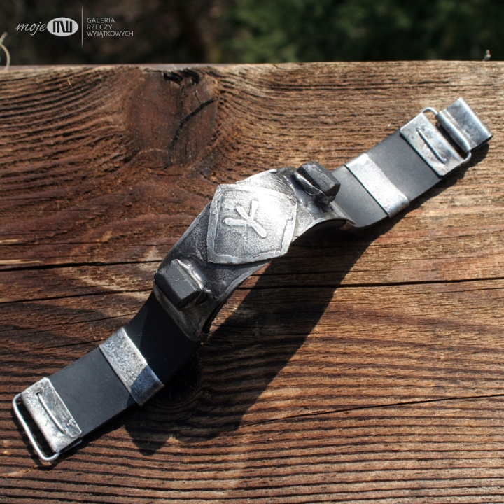 Algiz-bransoleta-meska-rustykalna-runy-znaki-runiczne-amulet-inicjaly-personalizowana-turmalin-czarny-skora