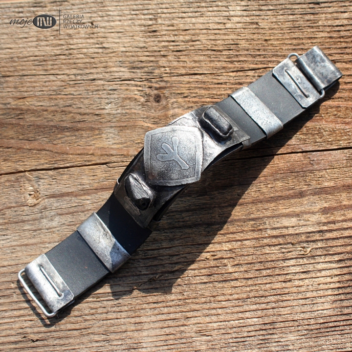 Algiz-bransoleta-meska-rustykalna-runy-znaki-runiczne-amulet-inicjaly-personalizowana-turmalin-czarny-skora