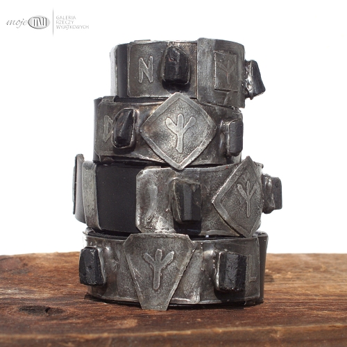 Algiz-bransoleta-meska-rustykalna-runy-znaki-runiczne-amulet-inicjaly-personalizowana-turmalin-czarny-skora