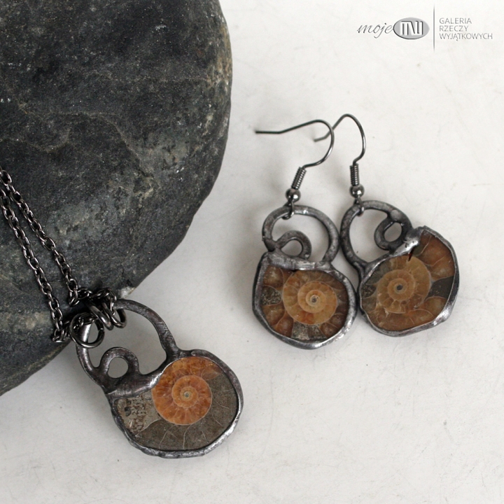 amonit-w-polowce-wisior-skamienialy-glowonog-kreda-bizuteria-naturalna