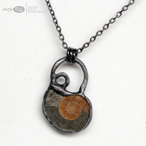 amonit-w-polowce-wisior-skamienialy-glowonog-kreda-bizuteria-naturalna