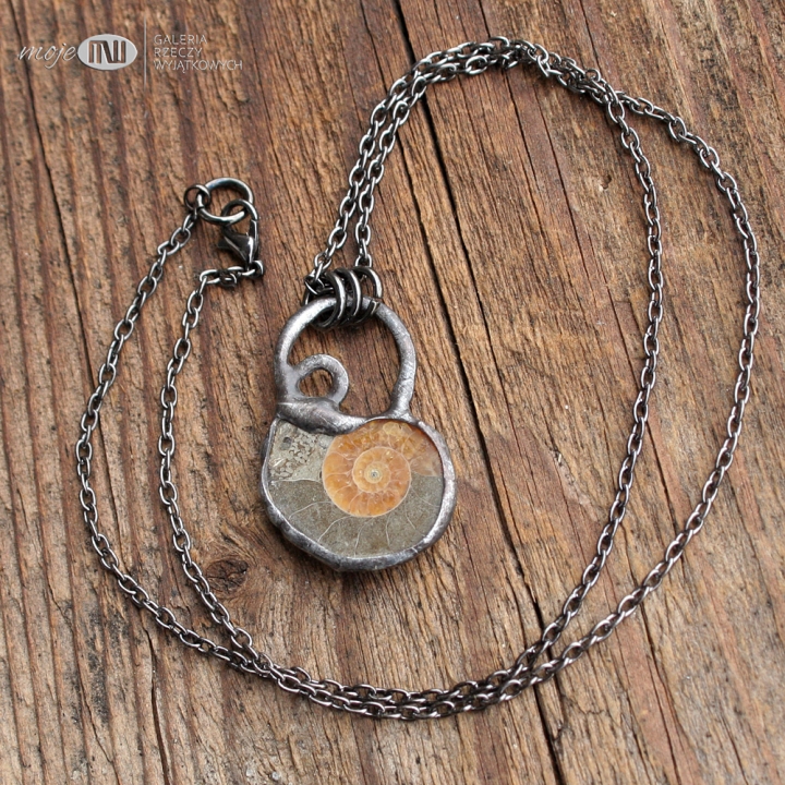 amonit-w-polowce-wisior-skamienialy-glowonog-kreda-bizuteria-naturalna