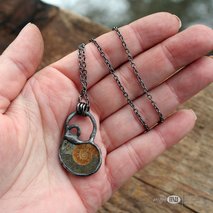 amonit-w-polowce-wisior-skamienialy-glowonog-kreda-bizuteria-naturalna