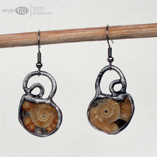 amonit-w-polowce-kolczyki-wiszace-skamieniale-glowonogi