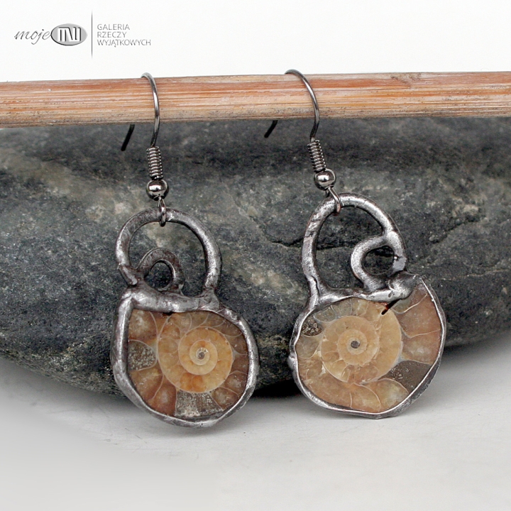 amonit-w-polowce-kolczyki-wiszace-skamieniale-glowonogi