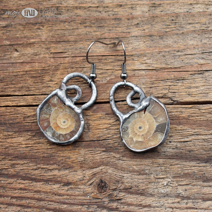 amonit-w-polowce-kolczyki-wiszace-skamieniale-glowonogi