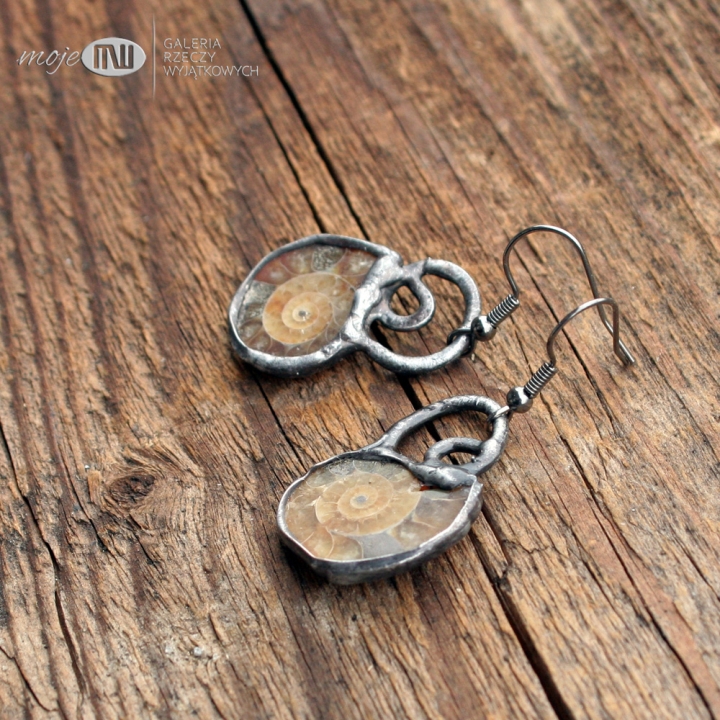 amonit-w-polowce-kolczyki-wiszace-skamieniale-glowonogi