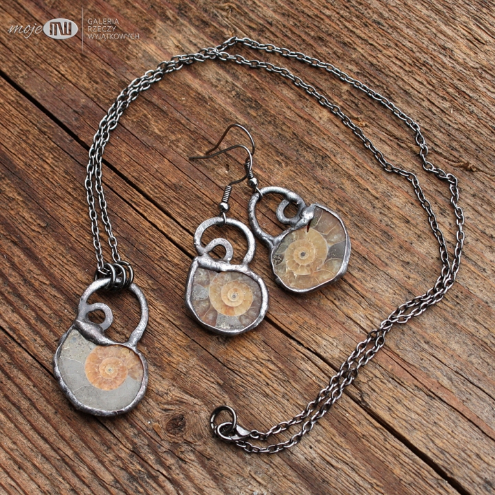 amonit-w-polowce-kolczyki-wiszace-skamieniale-glowonogi-bizuteria-z-amonitem