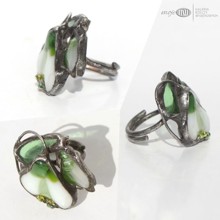 pierscionek-z-przebisniegiem-szklane-kwiaty-wiosenne-fusing-pierscionek-z-kwiatkiem