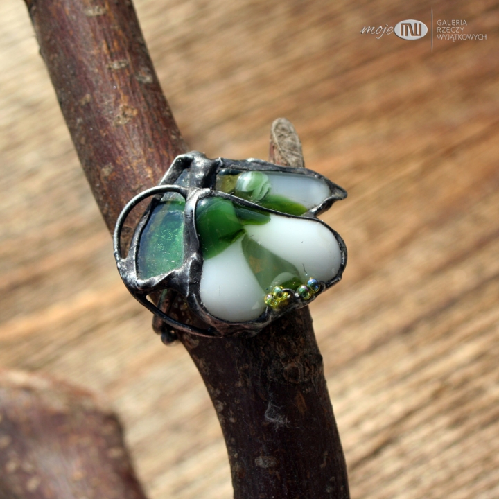 pierscionek-z-przebisniegiem-szklane-kwiaty-wiosenne-fusing-pierscionek-z-kwiatkiem