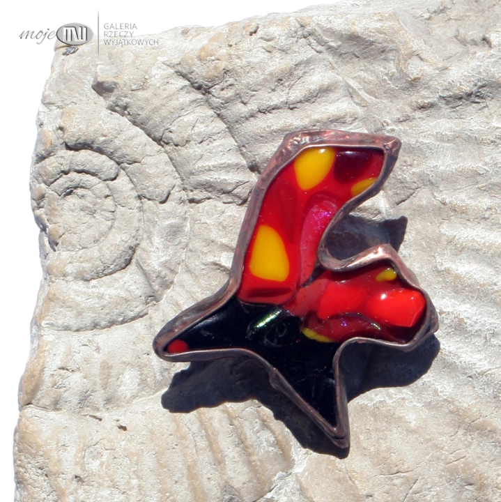 broszka-dziwadelko-ozdobna-przypinka-fusing-szklo-dichroiczne-szklana-czerwona