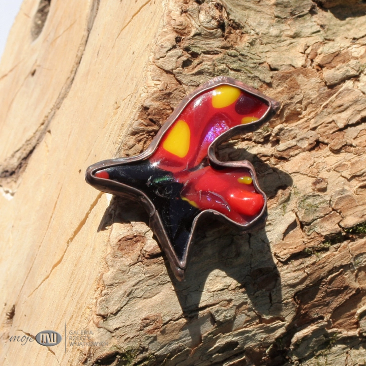 broszka-dziwadelko-ozdobna-przypinka-fusing-szklo-dichroiczne-szklana-czerwona