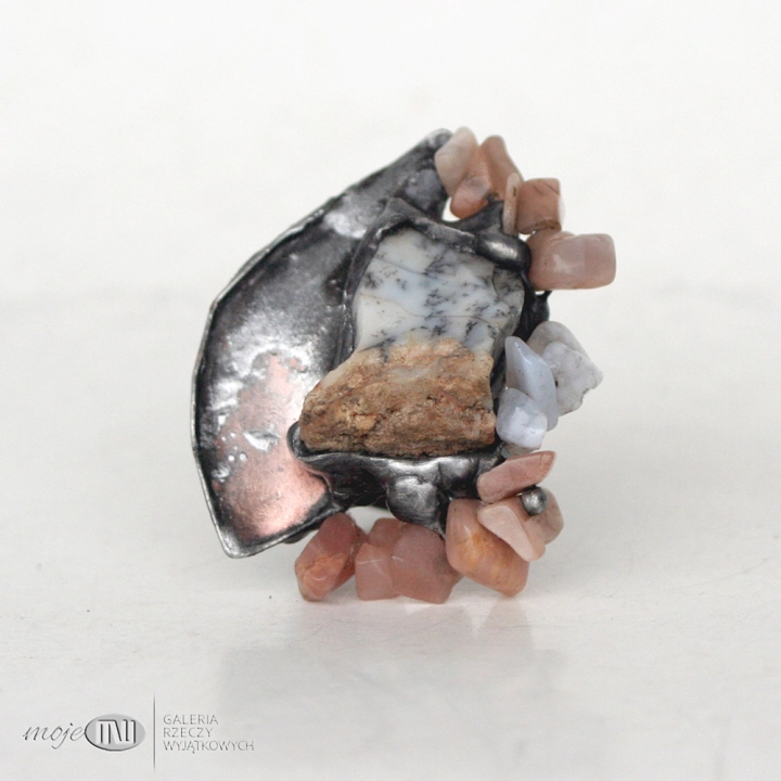bezowa-wariacja-z-opalem-duzy-pierscionek-surowy-kamoen-opal-drobne-agaty-miedziany-rustykalny