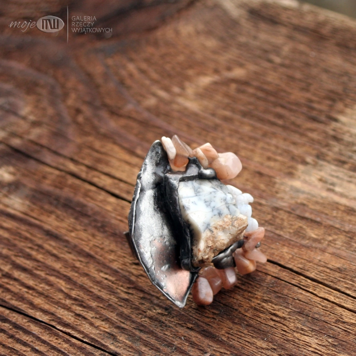 bezowa-wariacja-z-opalem-duzy-pierscionek-surowy-kamoen-opal-drobne-agaty-miedziany-rustykalny