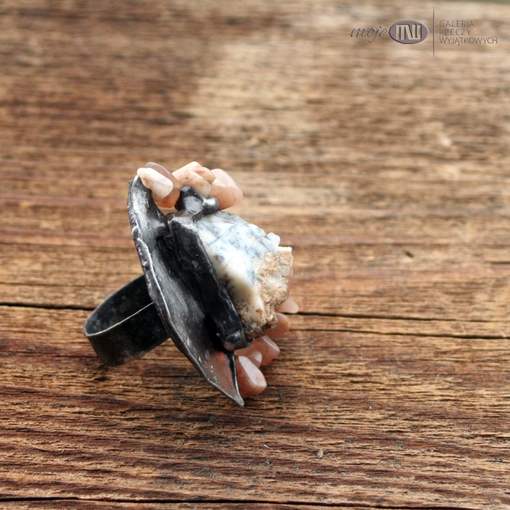 bezowa-wariacja-z-opalem-duzy-pierscionek-surowy-kamoen-opal-drobne-agaty-miedziany-rustykalny