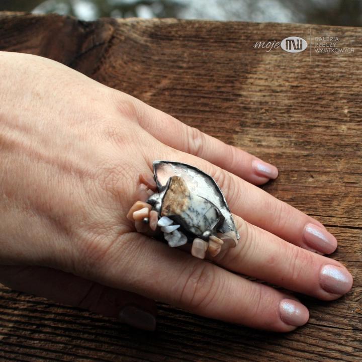 bezowa-wariacja-z-opalem-duzy-pierscionek-surowy-kamoen-opal-drobne-agaty-miedziany-rustykalny