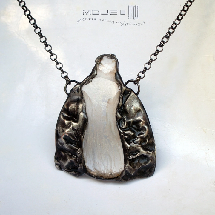 enigmatyczna-postac-duch-wisior-naszyjnik-szklo-bezbarwne-miedz-pokryta-cyna