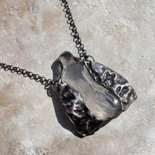 enigmatyczna-postac-duch-wisior-naszyjnik-szklo-bezbarwne-miedz-pokryta-cyna