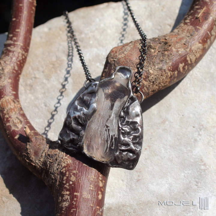 enigmatyczna-postac-duch-wisior-naszyjnik-szklo-bezbarwne-miedz-pokryta-cyna