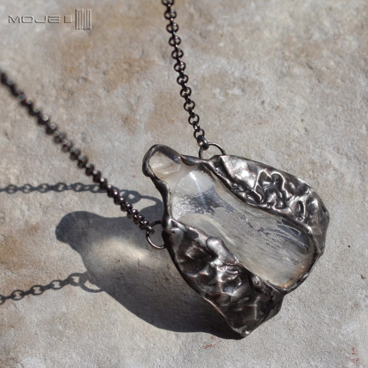 enigmatyczna-postac-duch-wisior-naszyjnik-szklo-bezbarwne-miedz-pokryta-cyna