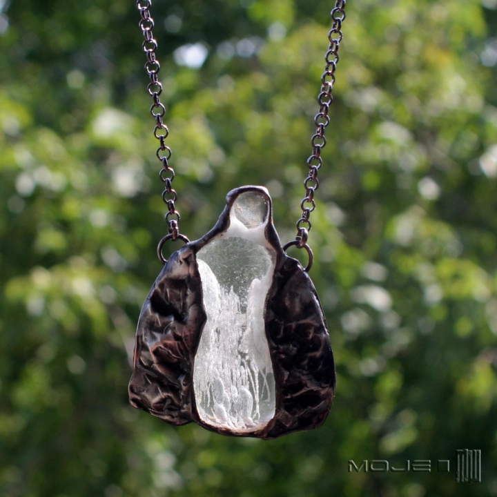 enigmatyczna-postac-duch-wisior-naszyjnik-szklo-bezbarwne-miedz-pokryta-cyna