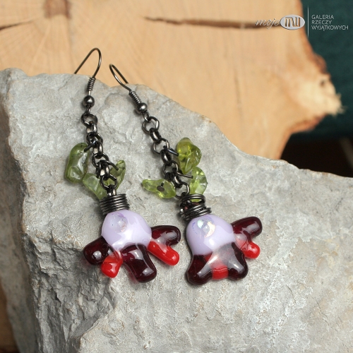 Wiosenne-wesolki-bizuteria-ze-szkla-szklana-kolczyki-wiszące-wiosenne-handmade-fusing-zielony-kamien-peridot