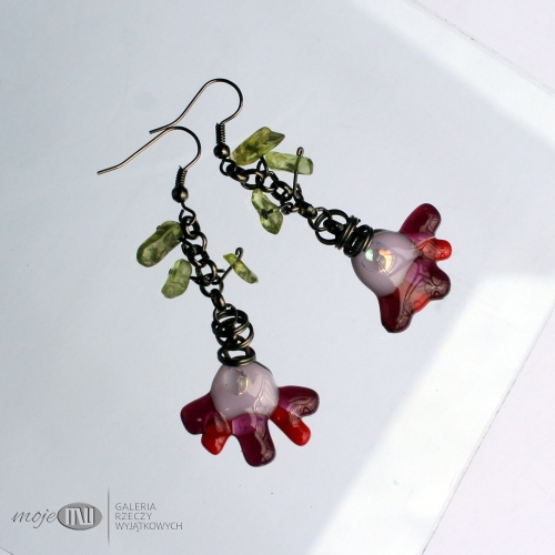 Wiosenne-wesolki-bizuteria-ze-szkla-szklana-kolczyki-wiszące-wiosenne-handmade-fusing-zielony-kamien-peridot