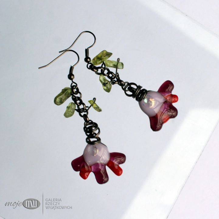 Wiosenne-wesolki-bizuteria-ze-szkla-szklana-kolczyki-wiszące-wiosenne-handmade-fusing-zielony-kamien-peridot
