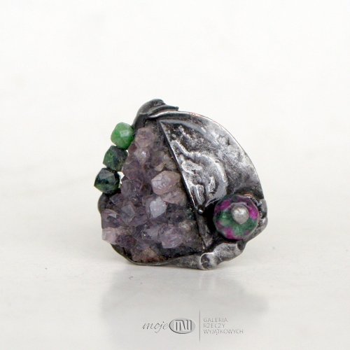polowiczny-ametyst-pierscionek-kamien-nauralny-szczotka-ametystu-zielony-jadeit-zoisyt-miedz-pokryta-cyna-rustykalny