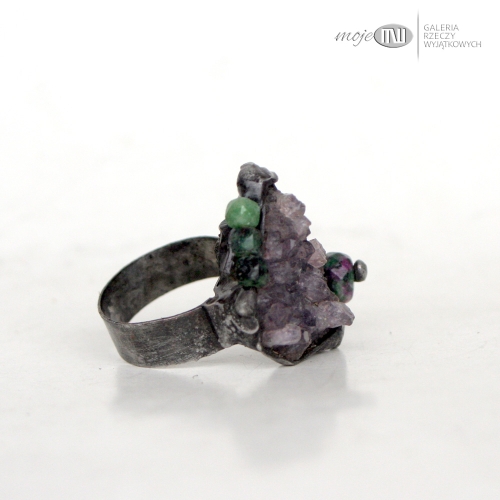polowiczny-ametyst-pierscionek-kamien-nauralny-szczotka-ametystu-zielony-jadeit-zoisyt-miedz-pokryta-cyna-rustykalny