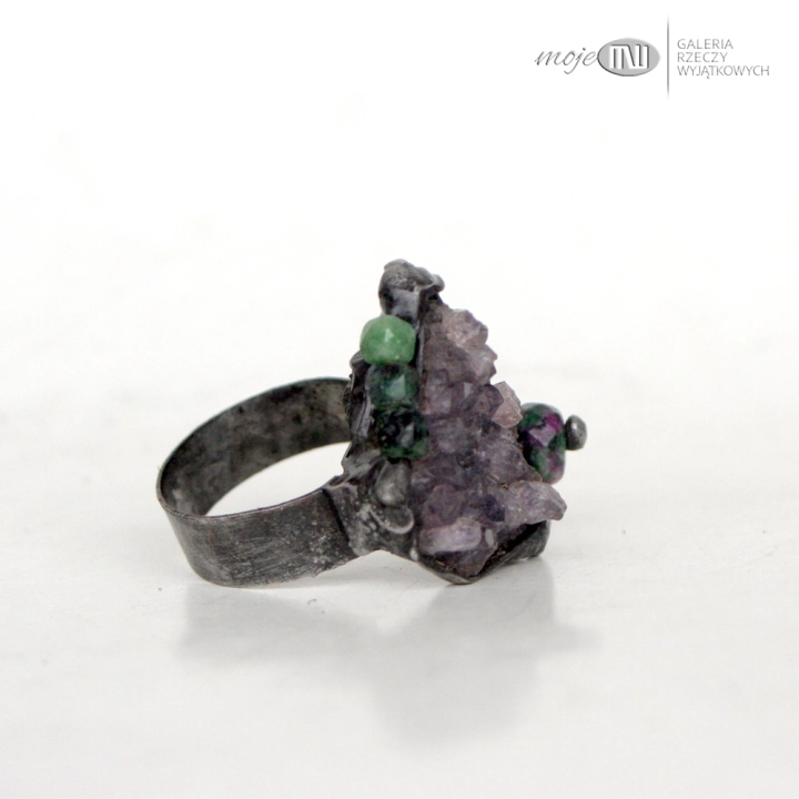 polowiczny-ametyst-pierscionek-kamien-nauralny-szczotka-ametystu-zielony-jadeit-zoisyt-miedz-pokryta-cyna-rustykalny