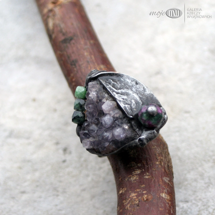 polowiczny-ametyst-pierscionek-kamien-nauralny-szczotka-ametystu-zielony-jadeit-zoisyt-miedz-pokryta-cyna-rustykalny