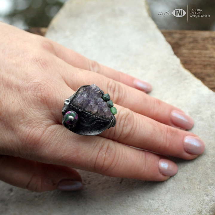 polowiczny-ametyst-pierscionek-kamien-nauralny-szczotka-ametystu-zielony-jadeit-zoisyt-miedz-pokryta-cyna-rustykalny
