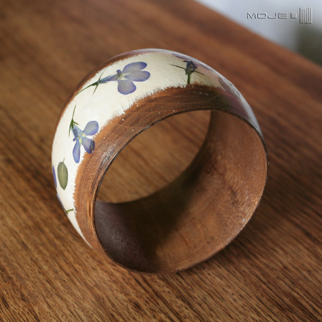 szeroka-z-lobeliami-drewniana-bransoletka-suszone-kwiaty-ekologiczna